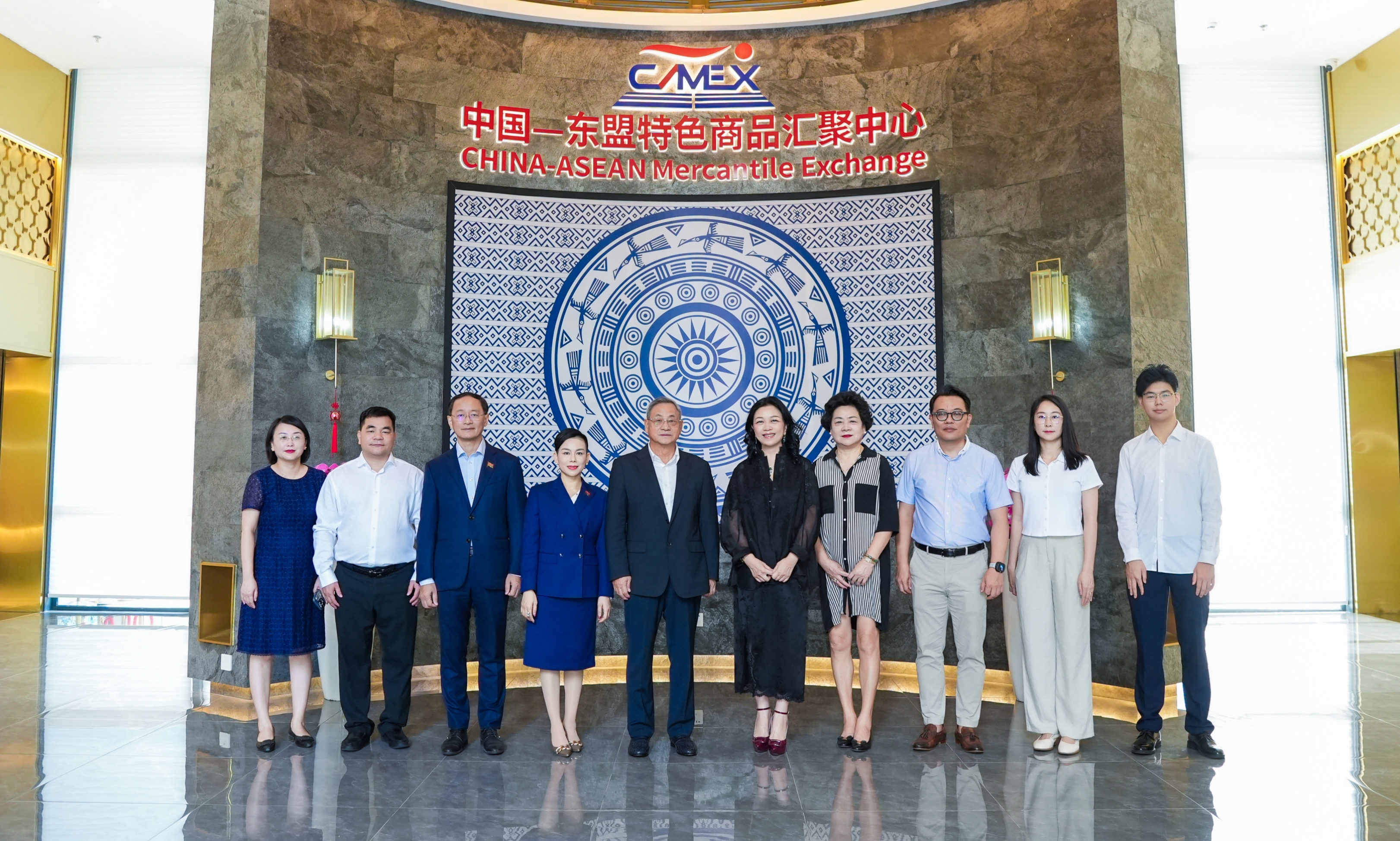 柬埔寨RCEP產(chǎn)業(yè)合作委員會(huì)及柬埔寨國(guó)際商會(huì)青年發(fā)展處一行到匯聚中心、水果交易中心參觀(guān)考察