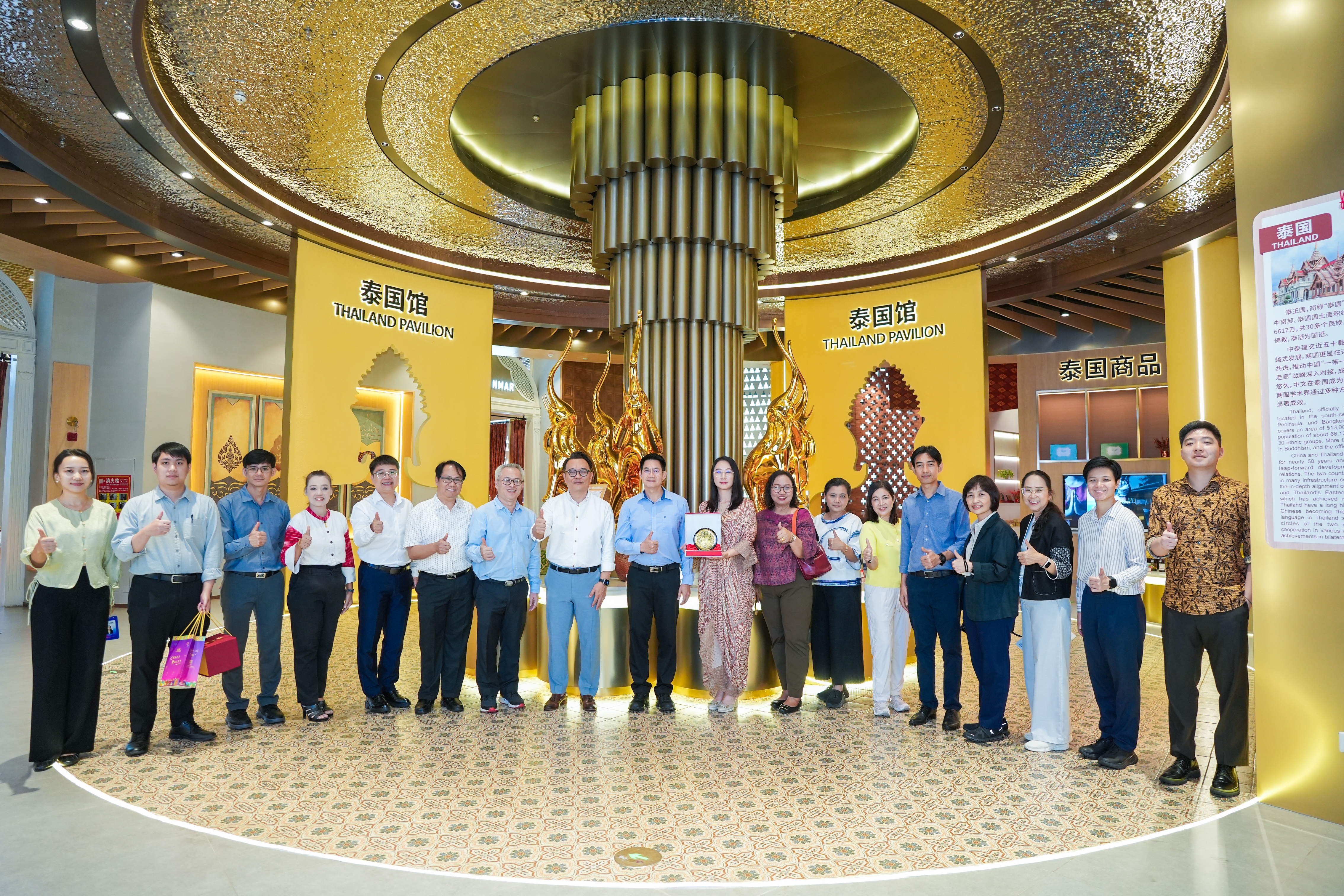 泰北經(jīng)濟(jì)領(lǐng)域公務(wù)員代表團(tuán)一行到中新物流園、匯聚中心參觀(guān)考察