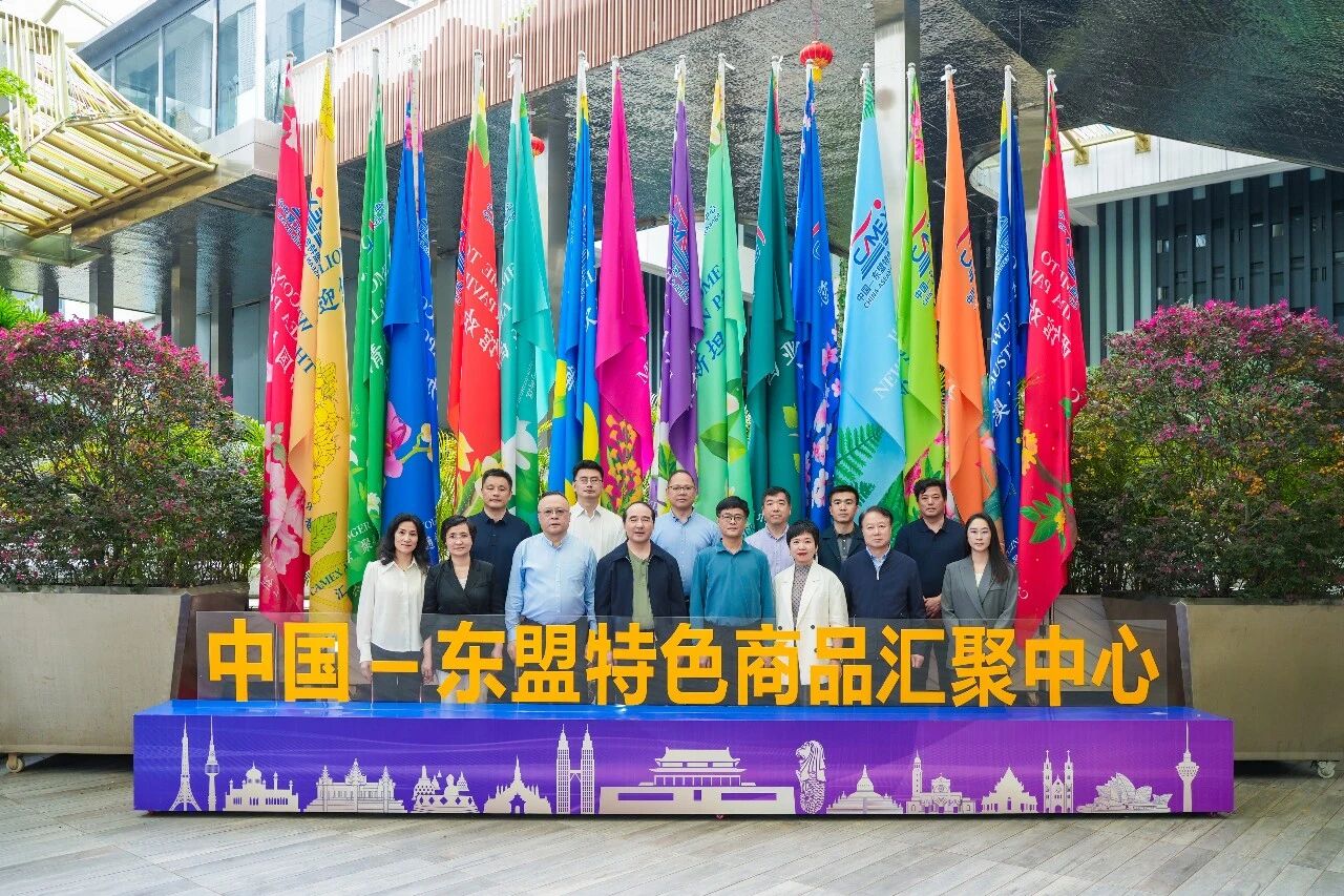 南京市政協(xié)黨組副書(shū)記蔣躍建一行參訪(fǎng)中新物流園、匯聚中心和水果交易中心